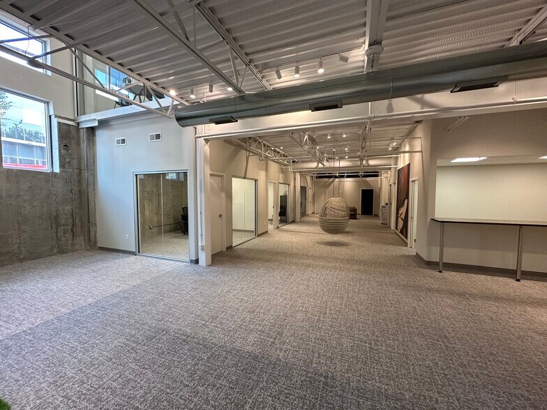 More Photos Of 1-3 E Armour Blvd, Kansas City Office For Lease