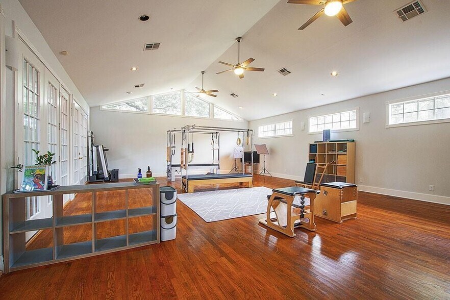 More Photos Of 108 W 10th 1/2 St, Houston Storefront Retail Office For Lease