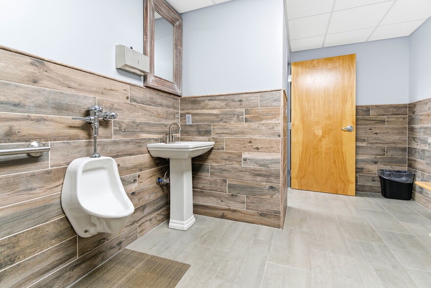 More Photos Of 13720 Aiken Rd, Louisville Warehouse For Sale