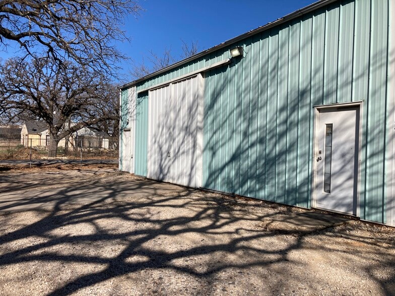 More Photos Of 1218 W Shady Grove Rd, Grand Prairie Service For Lease