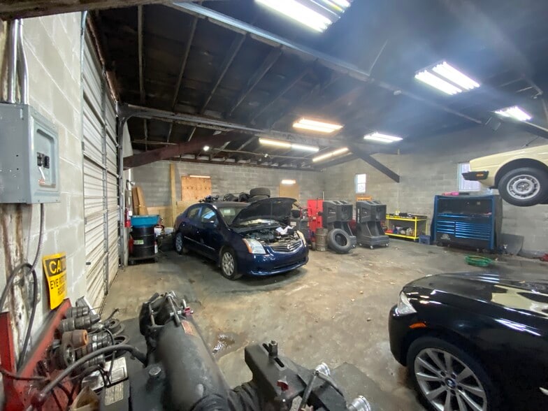 More Photos Of 2189 Central Ave, Memphis Auto Repair For Lease