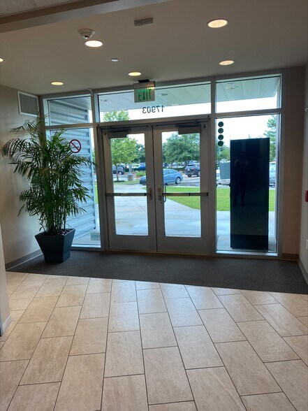 More Photos Of 17903 W Lake Houston Pky, Humble Medical For Lease