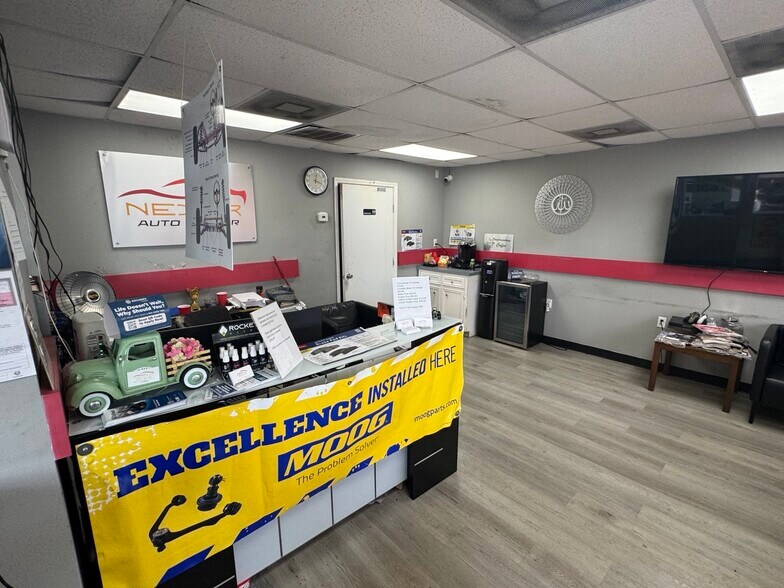 More Photos Of 2902 Hillcroft Ave, Houston Auto Repair For Lease