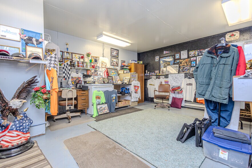 More Photos Of 2090 Idaho Dr, Pella Manufacturing For Sale