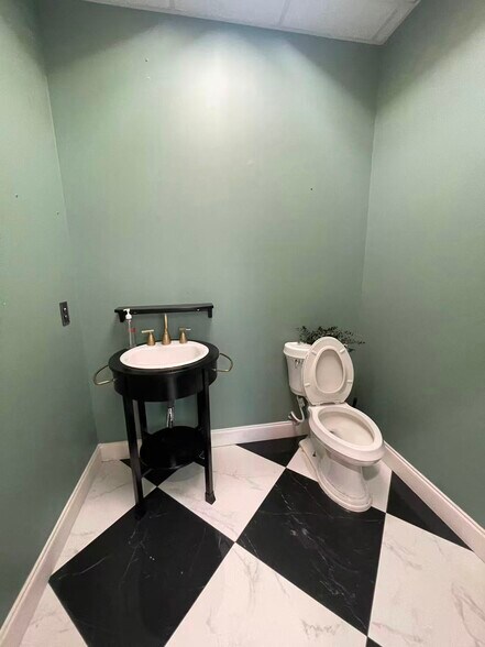 More Photos Of 7075 Kingspointe Pky, Orlando Showroom For Lease