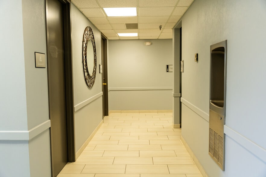 More Photos Of 407 N Cedar Ridge Dr, Duncanville Office Residential For Lease