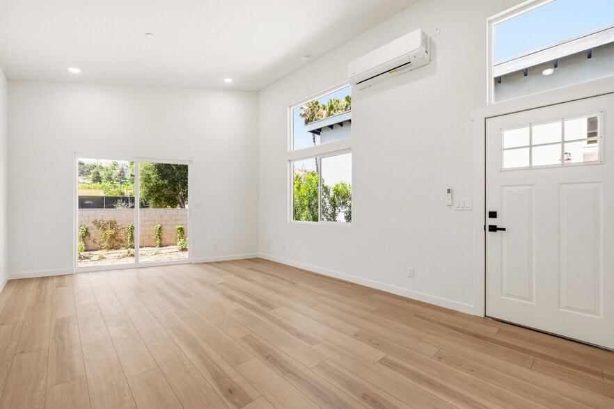 More Photos Of 22320 Itasca St, Chatsworth Apartments For Sale