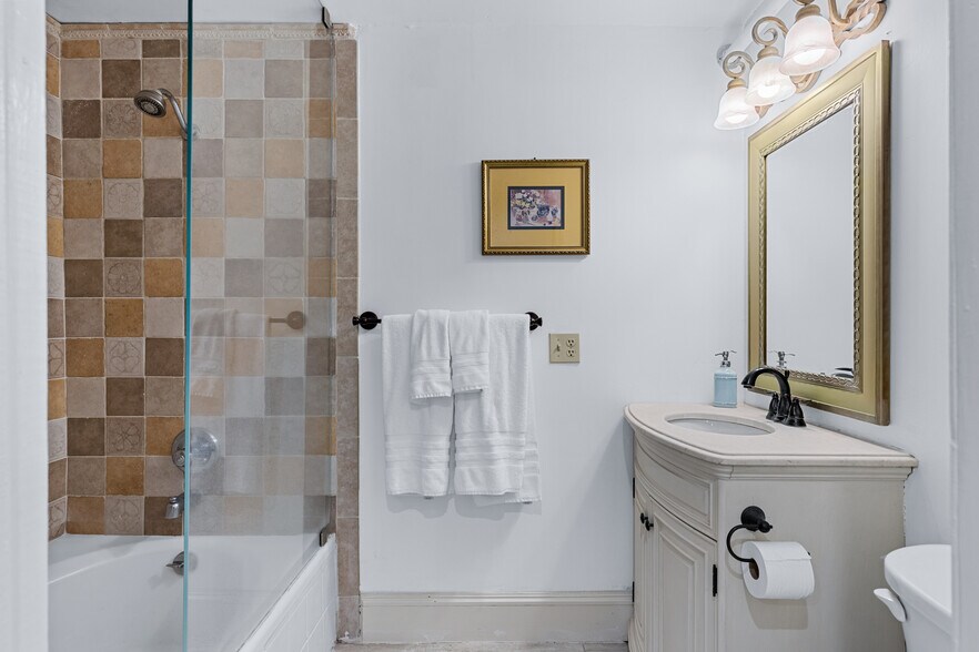 More Photos Of 402 E Gaston St, Savannah Hospitality For Sale