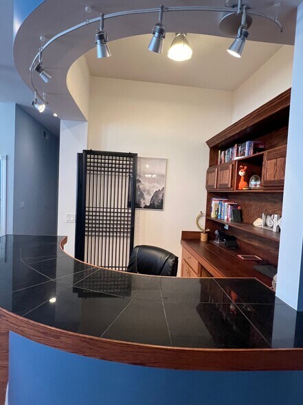 More Photos Of 420 E State St, Rockford Storefront Retail Office For Sale