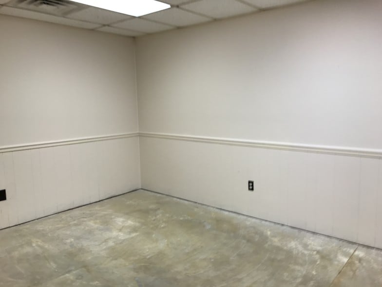 More Photos Of 2236 Southern Ave, Fayetteville Warehouse For Lease