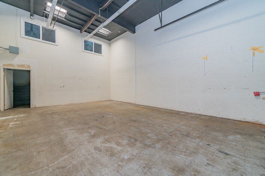 More Photos Of 711 W 17th St, Costa Mesa Light Manufacturing For Lease