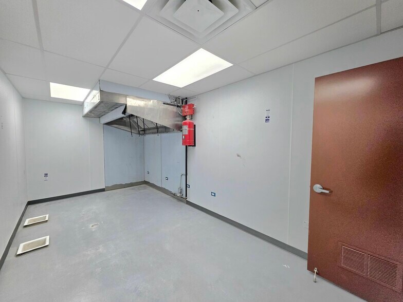 More Photos Of 2201 W Howard St, Chicago Restaurant For Lease