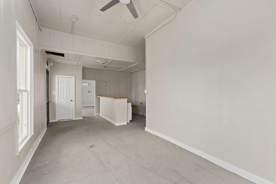 More Photos Of 901 N Saint Joseph St, Gonzales Office For Sale