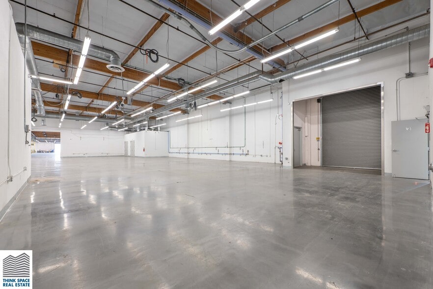 More Photos Of 9419 Mason Ave, Chatsworth Manufacturing For Lease