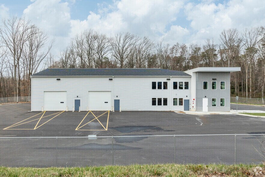 More Photos Of 4860 Forbes Blvd, Lanham Warehouse For Sale