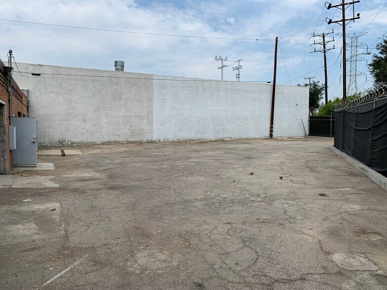 More Photos Of 11606 W Higgins St, North Hollywood Warehouse For Lease