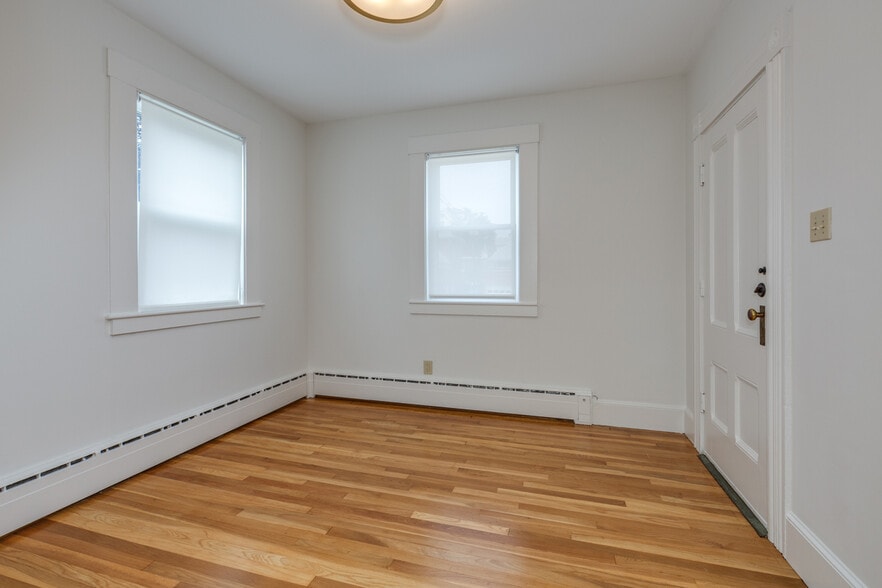 More Photos Of 84 Bay St, Manchester Office Residential For Lease