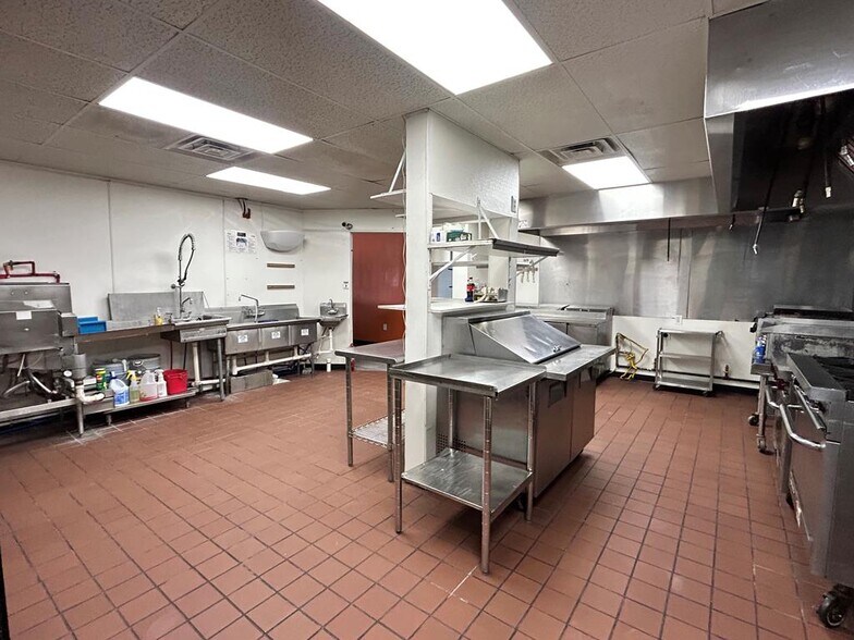 More Photos Of 1613 W Broadway St, Andrews General Retail For Sale