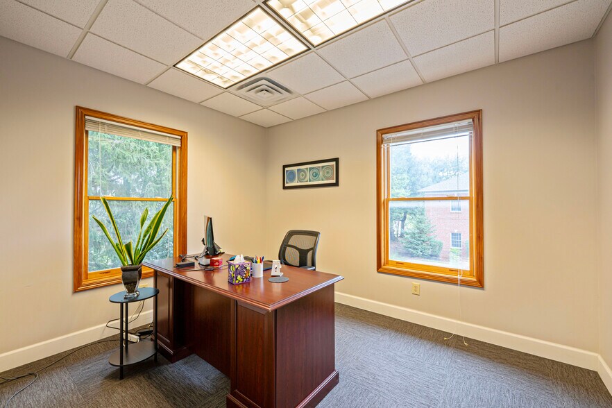 More Photos Of 124 Dorchester Sq, Westerville Office For Sale