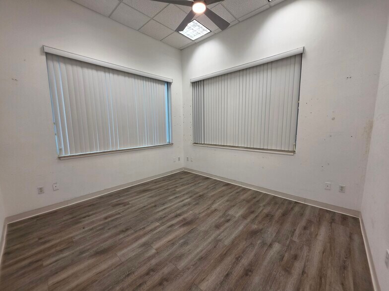 More Photos Of 7901 Kingspointe Pky, Orlando Showroom For Lease
