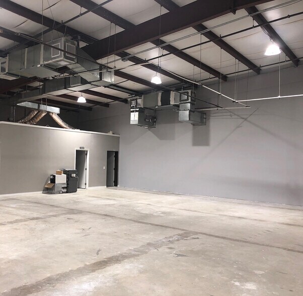 More Photos Of 709-711 Business Way, Wylie Showroom For Lease
