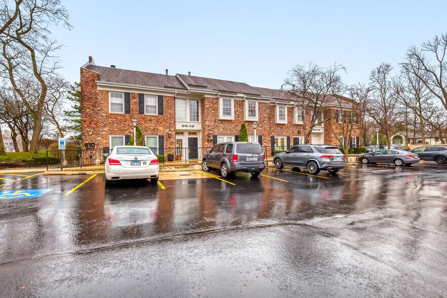 More Photos Of 610 W Roosevelt Rd, Wheaton Coworking Space