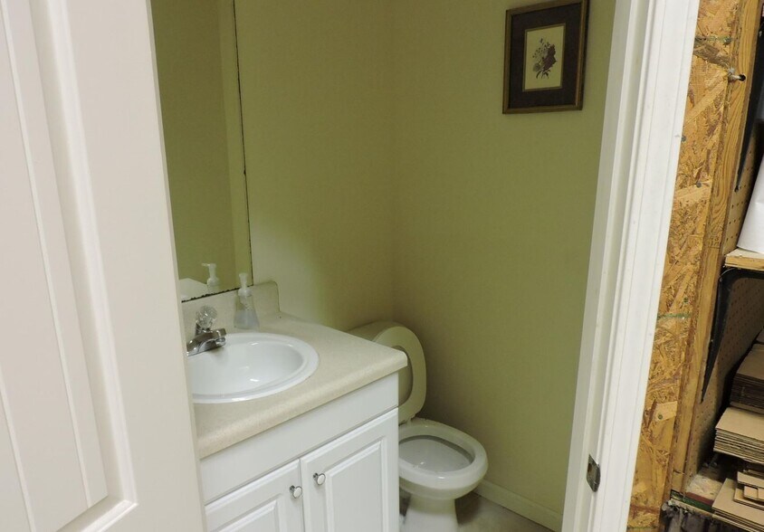 More Photos Of 1635 Farm Way, Middleburg Warehouse For Sale