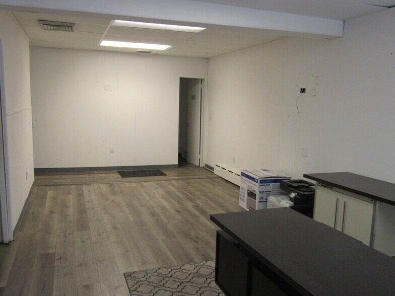 More Photos Of 32 Aqueduct St, Ossining Warehouse For Lease