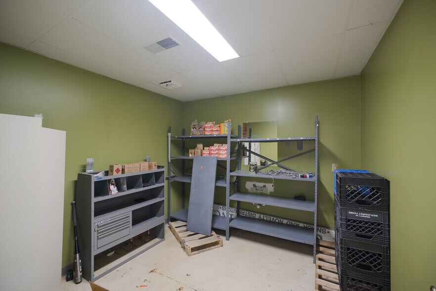 More Photos Of 5237 Commerce Cir, Indianapolis Warehouse For Sale