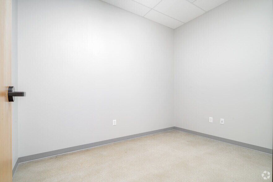 More Photos Of 7001 W. I-10, San Antonio Office For Lease