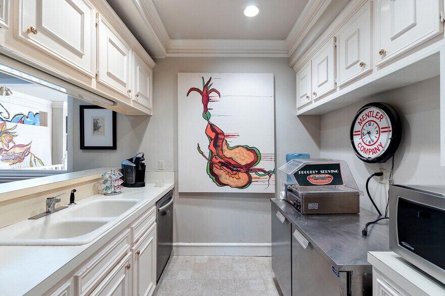 More Photos Of 4821 Broadway St, Addison Office For Sale