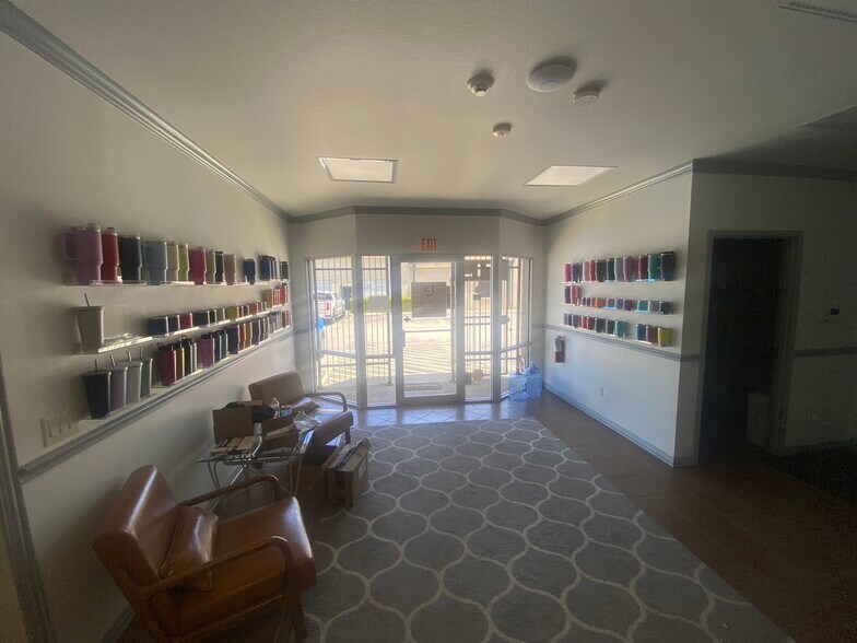 More Photos Of 301 W Arlington Ave, Fort Worth Flex For Lease