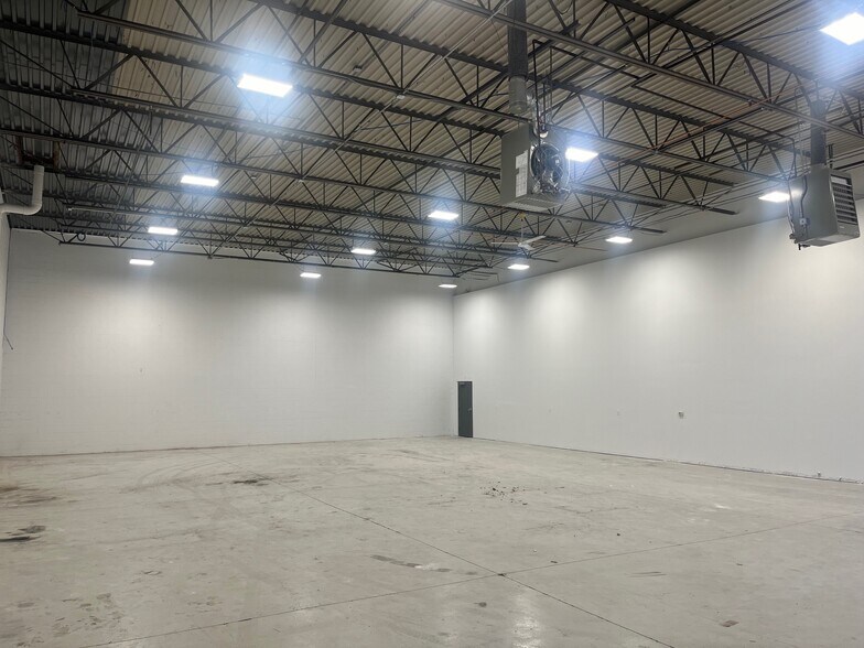 More Photos Of 30975 8 Mile Rd, Livonia Manufacturing For Lease