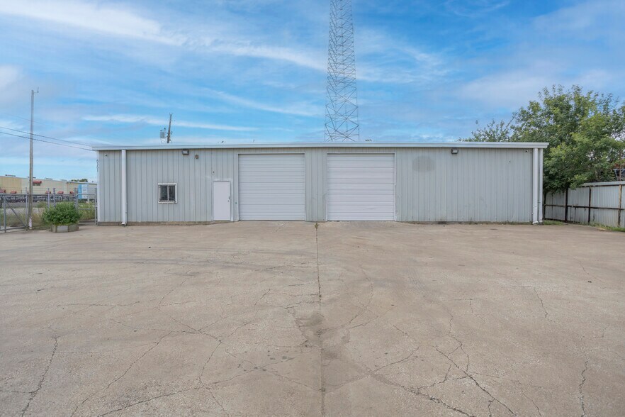 More Photos Of 6361 Singleton Blvd, Dallas Warehouse For Lease