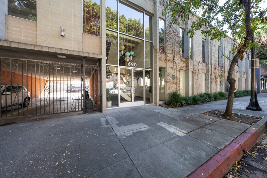 More Photos Of 690 E Green St, Pasadena Office For Lease