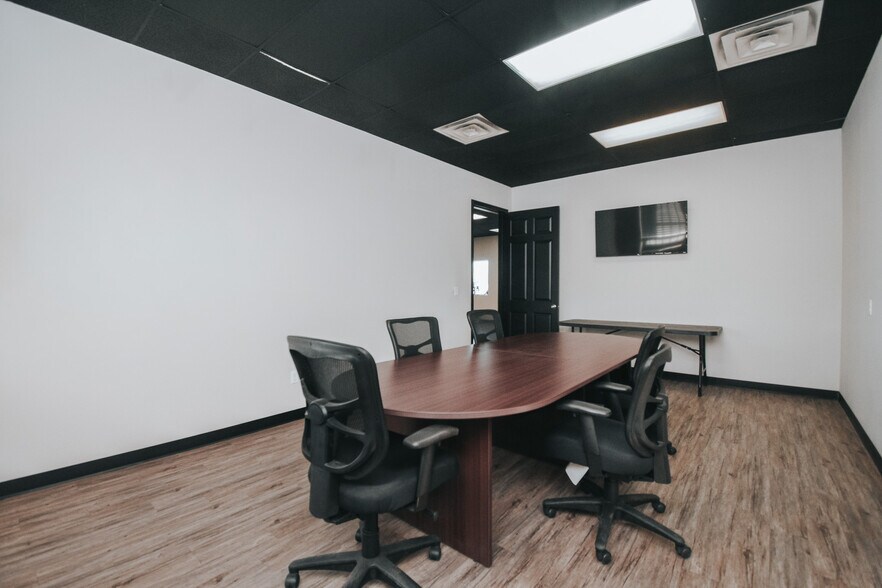 More Photos Of 13102 N Navarro St, Victoria Flex For Lease
