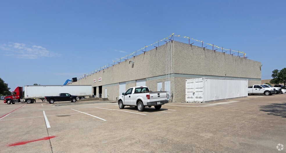 More Photos Of 2211 Century Center Blvd, Irving Warehouse For Lease