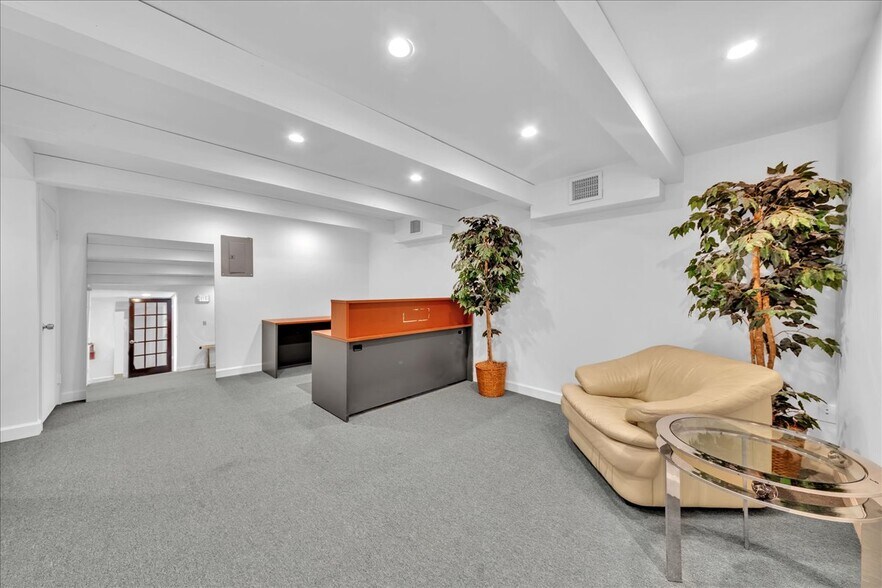 More Photos Of 500 NE 25th St, Pompano Beach Flex For Lease