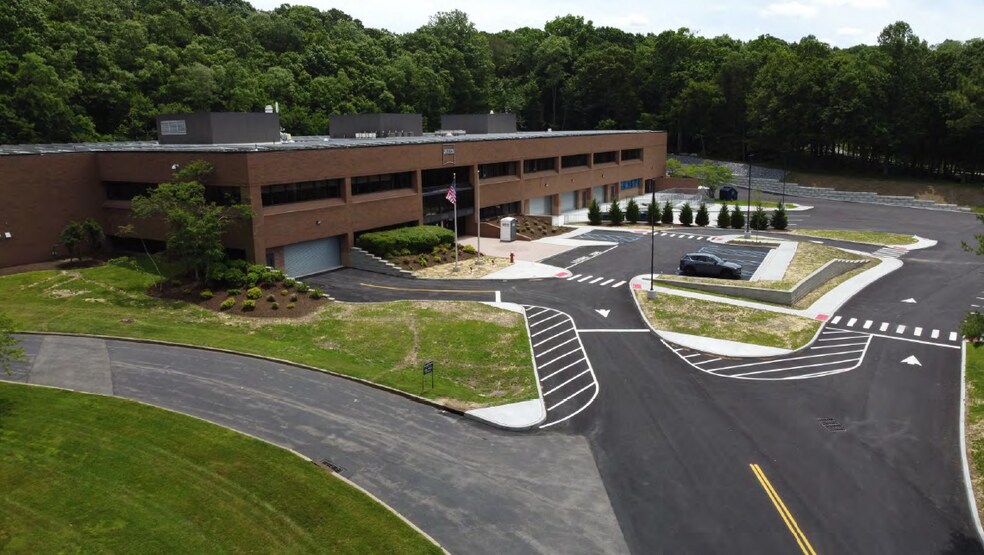 More Photos Of 1 Zeiss Dr, Thornwood Showroom For Lease