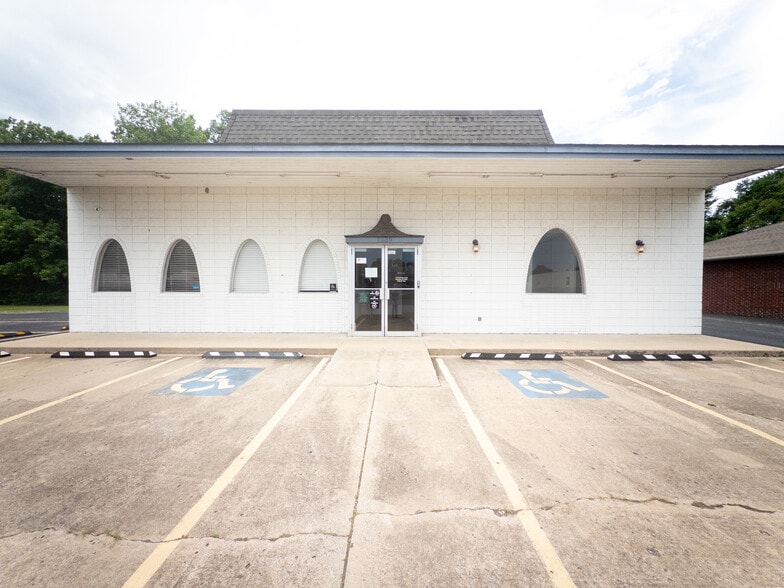 Primary Photo Of 1139 N Main St, Muskogee Medical For Lease