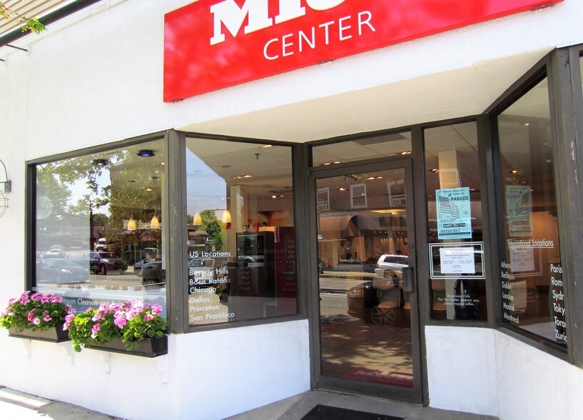 More Photos Of 555 Washington St, Wellesley Storefront Retail Office For Lease