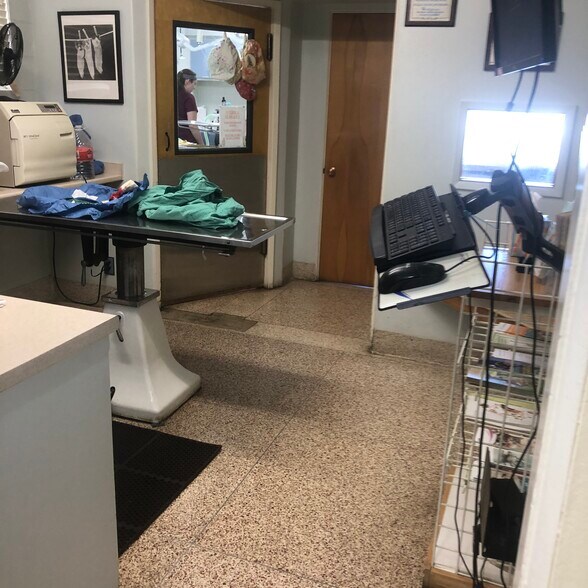More Photos Of 207 China Grade Loop, Bakersfield Veterinarian Kennel For Sale