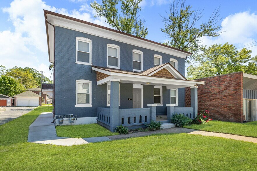 More Photos Of 302 N High St, Belleville Freestanding For Sale