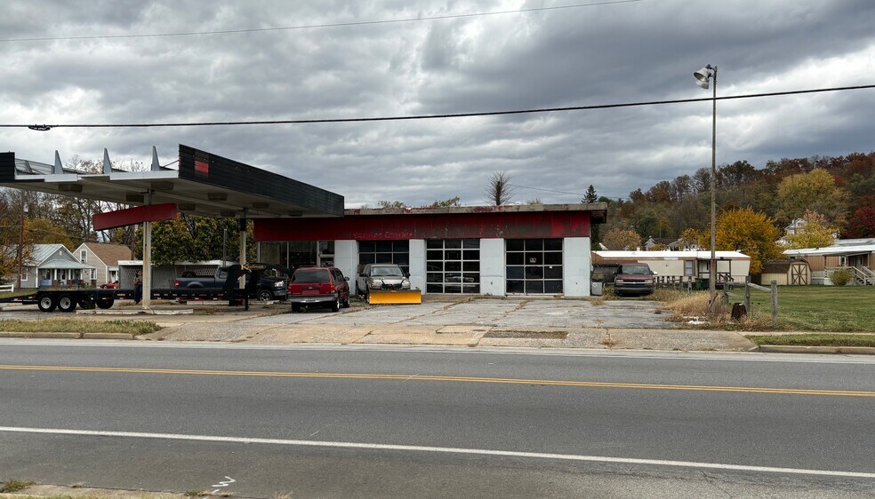 Primary Photo Of 1001 E Main St, Waynesboro Auto Repair For Sale