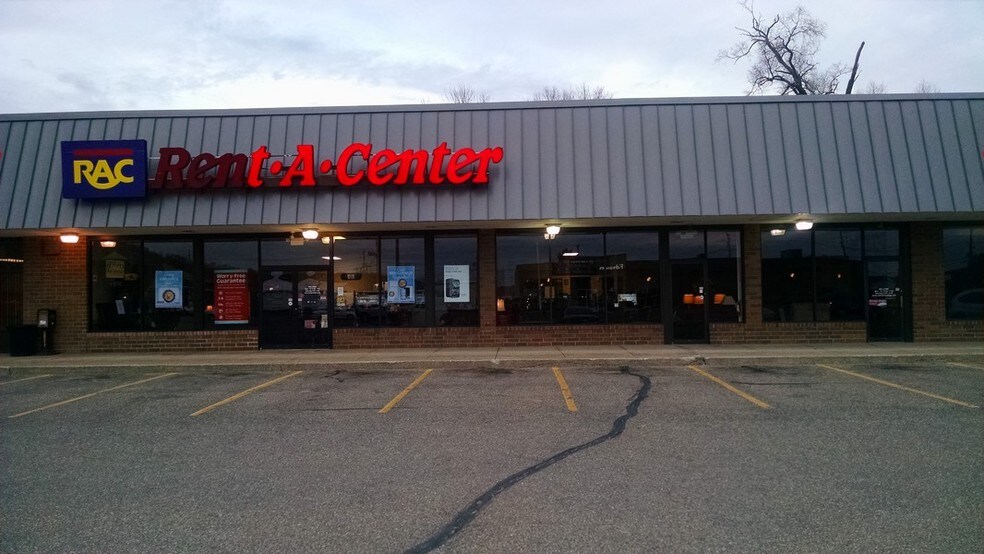 More Photos Of 300-499 Downtowner Plz, Coshocton General Retail For Sale