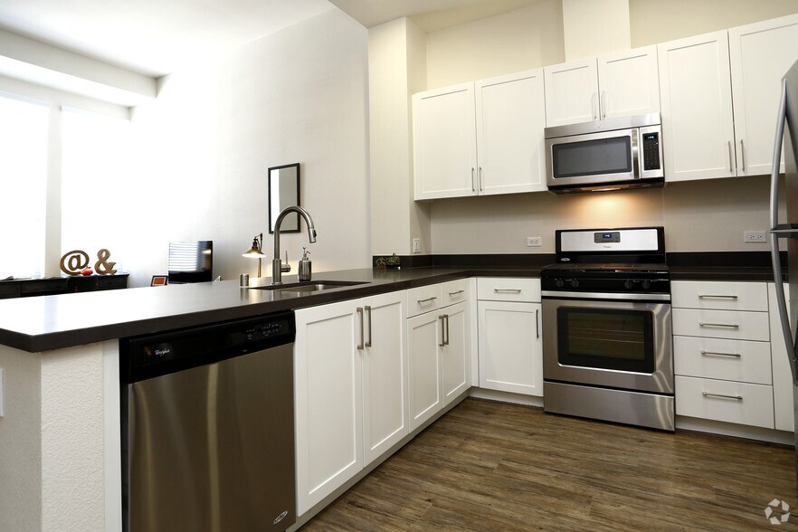 More Photos Of 1375-1411 Sycamore Ave, Hercules Unknown For Lease