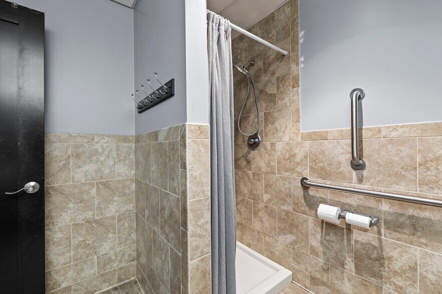 More Photos Of 4487 Bents Dr, Windsor Light Manufacturing For Lease