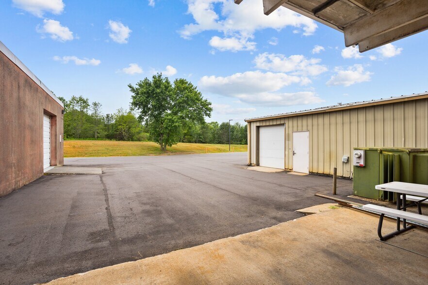 More Photos Of 157 Industrial Dr, King Warehouse For Lease