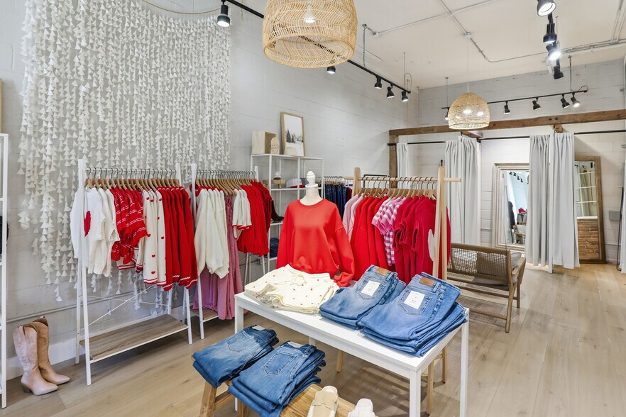 More Photos Of 101 W Louisiana St, McKinney Storefront Retail Office For Lease