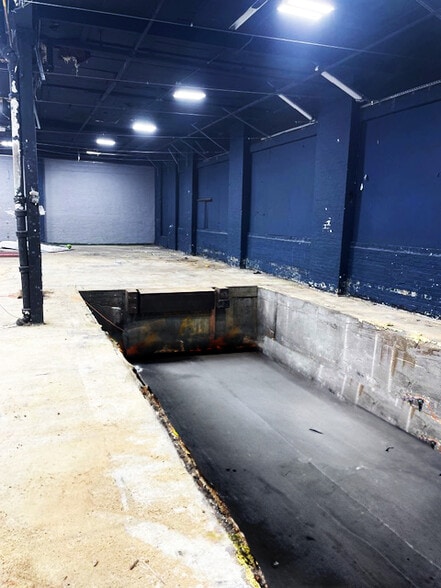 More Photos Of 8630 103rd Ave, Ozone Park Showroom For Lease